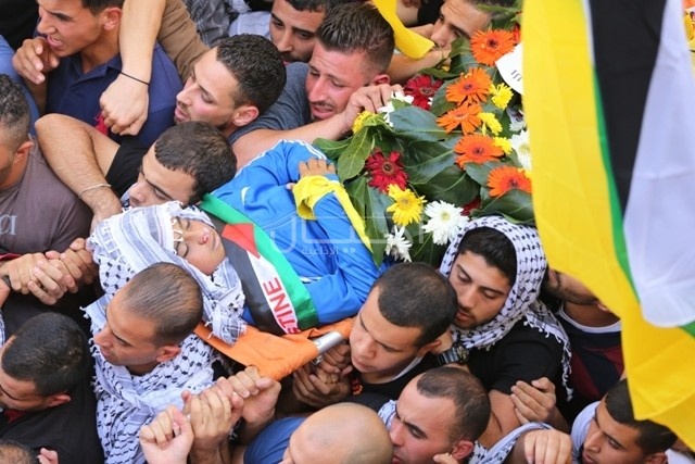 بالصور: تشييع جثمان الشهيد الطفل احمد شراكة في مخيم الجلزون